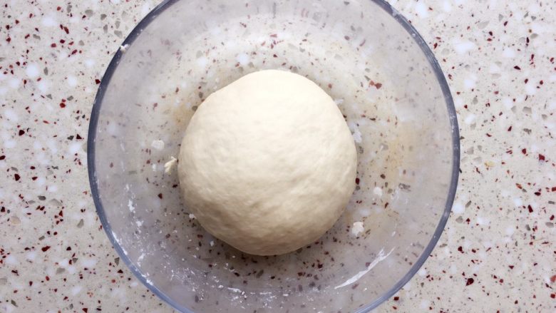 杏仁片贝果,整好面团，放在碗里，盖上湿布或保鲜膜室温发酵；