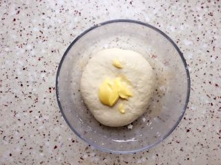 杏仁片贝果,加入黄油以捏、揉、摔打、折叠的方式
继续揉面大约15分钟左右 