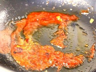 菠萝咕咾肉,将多余的油倒出，留一点点底油，小火，倒入番茄酱及糖，用铲子搅拌，至番茄酱产生小泡，开大火。