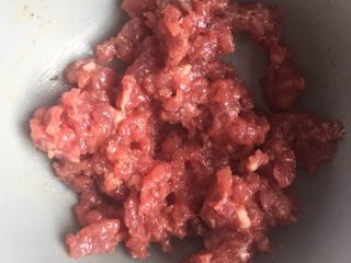 简单的番茄黑椒意面,将备好的牛肉手工剁碎用盐、鸡粉、草果、黑椒、玉米粉、油腌制10分钟