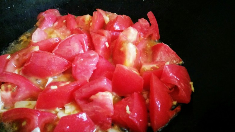 赛螃蟹炒番茄――中餐厅,待番茄炒出汁水后开中活用铲子按压