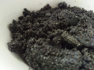 黑芝麻奶香红枣发糕,首先黑芝麻用料理机磨成粉