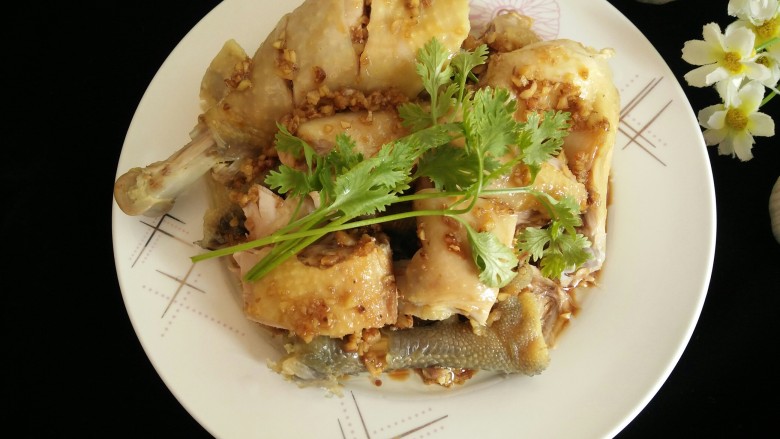 沙姜鸡,一道简单美味的沙姜鸡就做好了，肉质滑嫩，有沙姜的香味，不说了开吃。