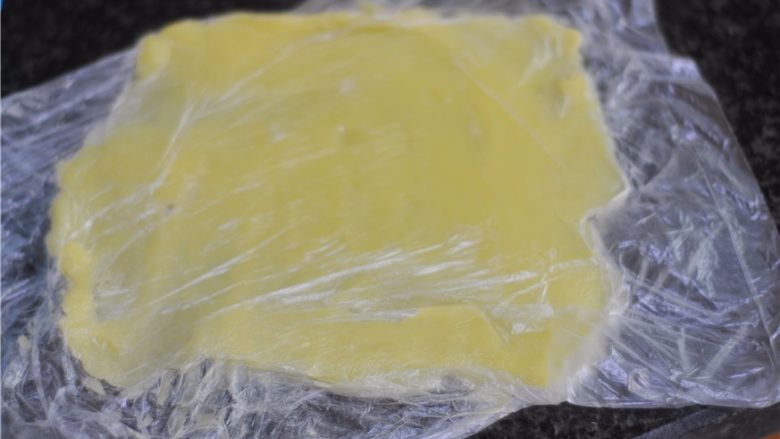 黑白芝麻可颂,冷藏面团的时候将片状黄油擀成长