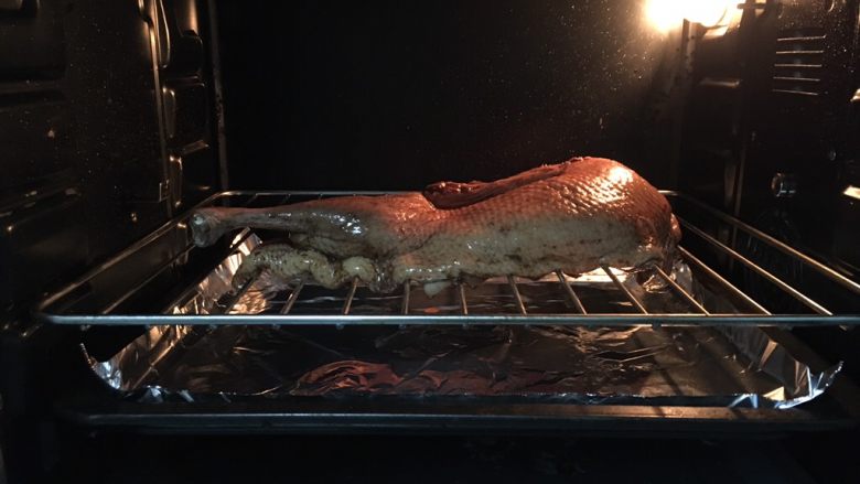 简易烤鸭,烤箱预热，烤盘放入倒数第一层，鸭子连烤网放入倒数第二层，170度上下火烤60分钟