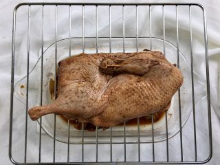 简易烤鸭,去掉鸭子表面沾的香料葱姜等，平铺在烤网上