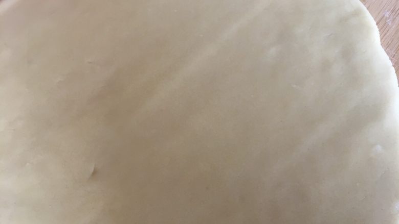 简单快捷的糖霜饼干底,用擀面杖把面皮擀开，厚度自己掌握，但不能太厚。