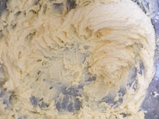 简单快捷的糖霜饼干底,将黄油适温软化加糖粉，用打蛋器打散至蓬松为止。