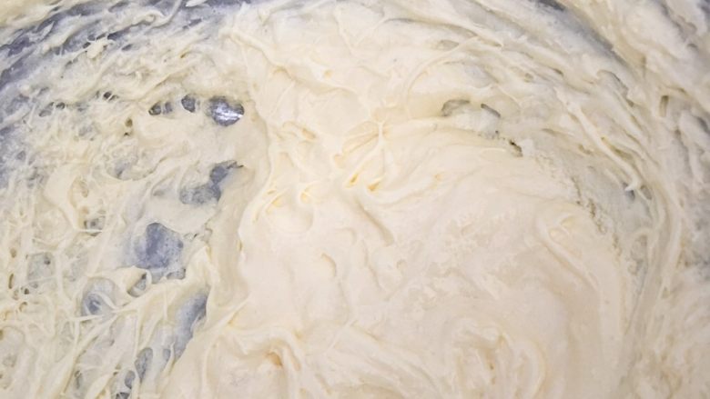 简单快捷的糖霜饼干底,与蛋液继续大发细腻蓬松。