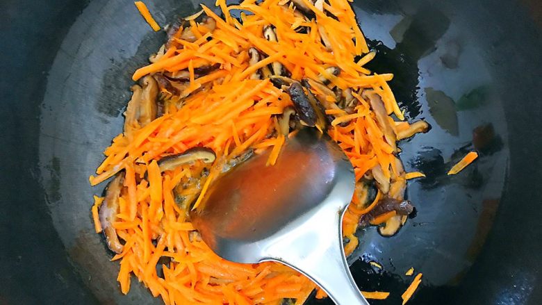 家常蚝油小炒三丝,倒入胡萝卜丝和花菇丝，翻炒至胡萝卜变软！