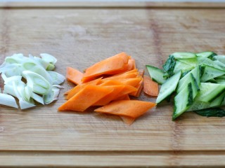 腐竹烧木耳,胡萝卜和黄瓜分别切斜片，切葱花备用