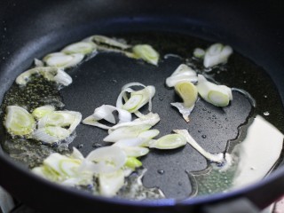 腐竹烧木耳,锅中放适量油烧至五成热爆香葱花