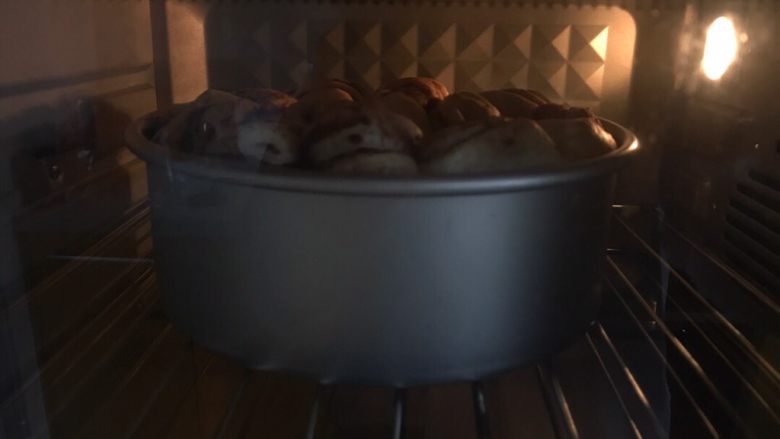 手撕豆沙面包,175度烘烤22分钟，上色了可以盖锡纸，温度要根据自己家的烤箱调节，