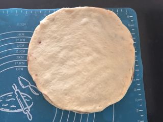 手撕豆沙面包,依次全部做完，就是擀一张叠上抹一层豆沙，