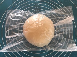 手撕豆沙面包,团圆盖保鲜膜发酵30分钟