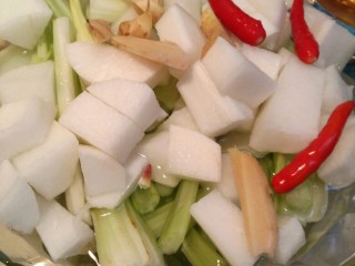泡椒鸡爪,白萝卜和芹菜