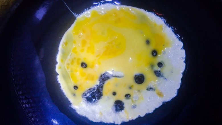 洋葱炒鸡蛋,热锅凉油放入搅拌好的鸡蛋液