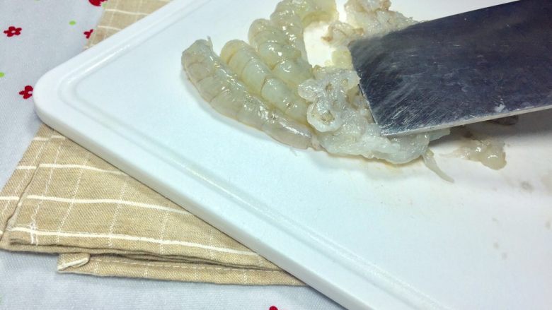 香煎虾饼,用刀用力的拍碎，以增加虾肉的粘度。