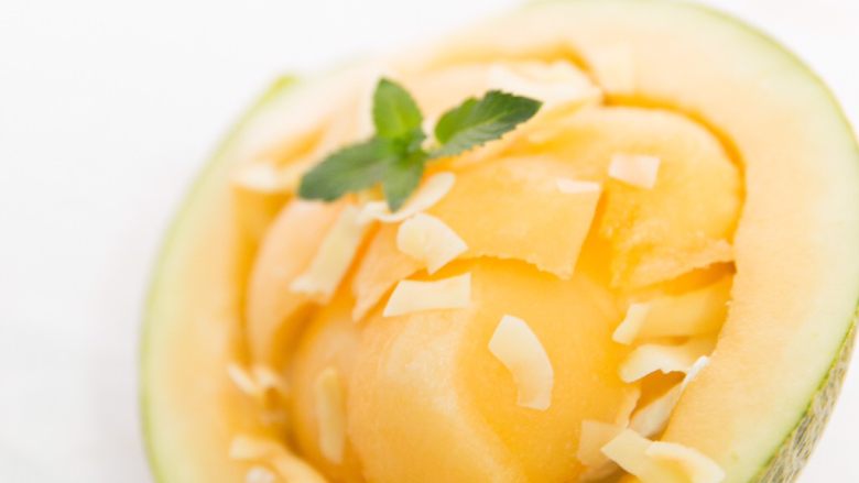 哈密瓜碗,虽然简单但是味道的层次搭配很丰富，冰冻过的椰浆有奶油的香气，密瓜的甜与椰子片的脆，只有吃过才知道美妙