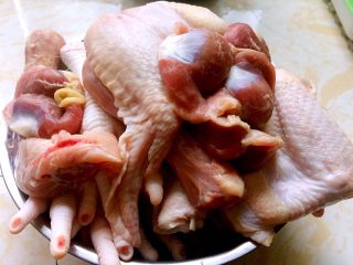 秘制酱鸡货,鸡脖，鸡胗鸡翅洗净。用凉水泡一会儿。