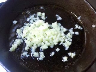 凉拌树仔菜,锅里热油，放入蒜末爆香，最后淋菜品上。