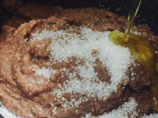 手工月饼豆沙馅（高油糖版）,倒入花生油，做月饼馅用花生油炒制！那叫一个香，也可用玉米油或色拉油替代！