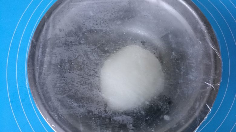 奶黄馅冰皮月饼,稍凉后用手揉成光滑的面团，盖保鲜膜静置10分钟。