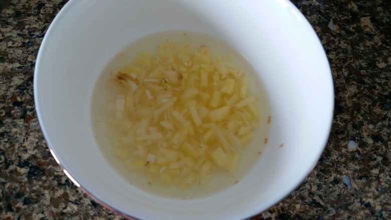 香菇肉丸（可蒸可烤）,用少量开水浸泡，一会儿取姜蒜汁用