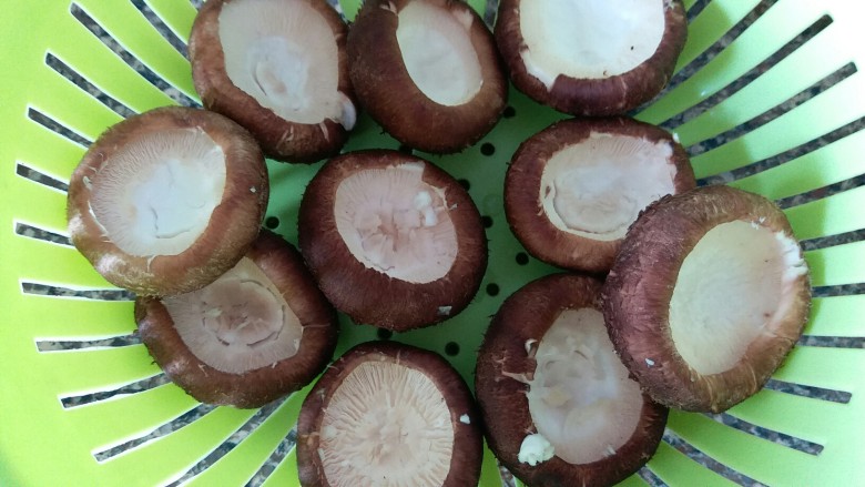 香菇肉丸（可蒸可烤）,去把后的香菇，像一个个小碗，取十个用