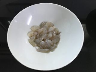 鲜肉虾仁肠粉 ,鲜虾买回来去壳，虾肉用料酒和盐稍腌制一下。