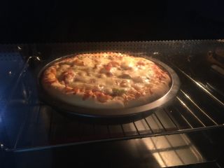 双酱培根披萨,放入预热好的烤箱内，210度、中层，烤15分钟即可。