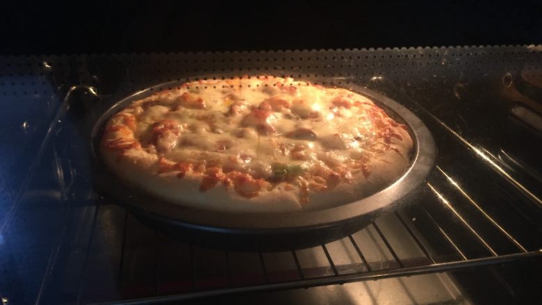 双酱培根披萨,放入预热好的烤箱内，210度、中层，烤15分钟即可。
