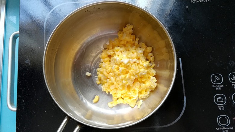 玉米甜汤,将玉米粒倒入锅中