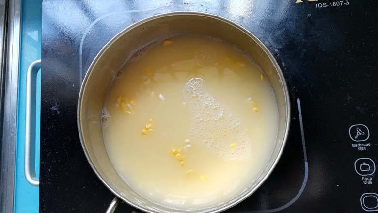 玉米甜汤,再加入2碗清水煮开