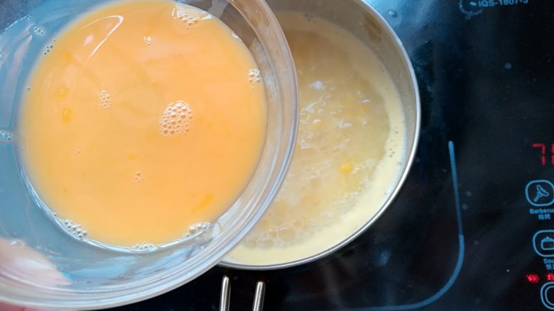 玉米甜汤,再淋上蛋液，边淋边搅拌，关火就可以出锅喽