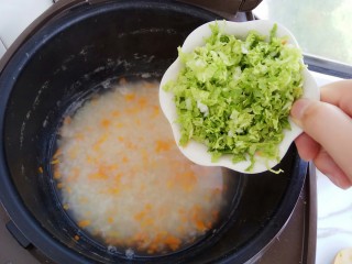 龙利鱼蔬菜粥,20分钟后倒入切好的白菜叶煮10-15分钟