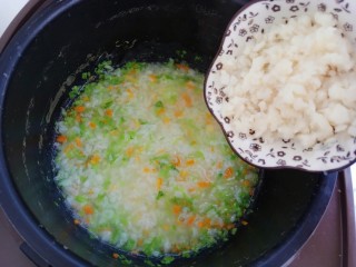 龙利鱼蔬菜粥,粥煮好后倒入龙利鱼搅拌均匀，再焖5分钟