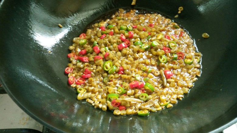 红油泡豇豆炒肉末,先炒豇豆辣椒丁。炒出酸味来。