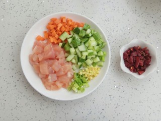 鱼香鸡丁,先准备好食材，两鸡胸肉、黄瓜、胡萝卜切丁，葱姜切沫