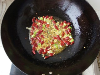 鱼香鸡丁,锅里入油放入葱姜、花椒、辣椒炒香