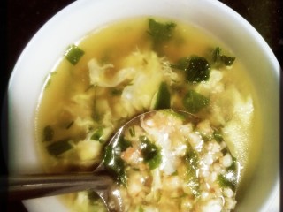 虾仁鸡蛋粥（宝宝辅食~）,将汤煮好最后放入葱和蒜泥，入碗中既可食用汤~