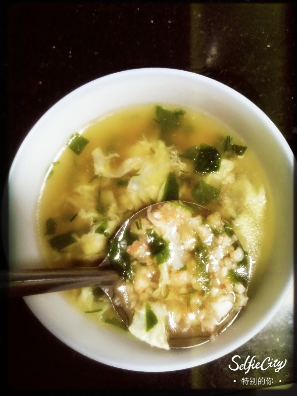 虾仁鸡蛋粥（宝宝辅食~）,将汤煮好最后放入葱和蒜泥，入碗中既可食用汤~