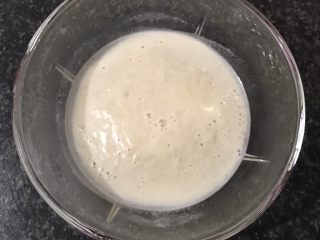 肉松司康(酵母版),融解后放入酵母静置一会儿直至有泡沫出现，此时酵母起作用了。然后把除油和盐外的其他材料拌匀，这一步忘了拍照了。