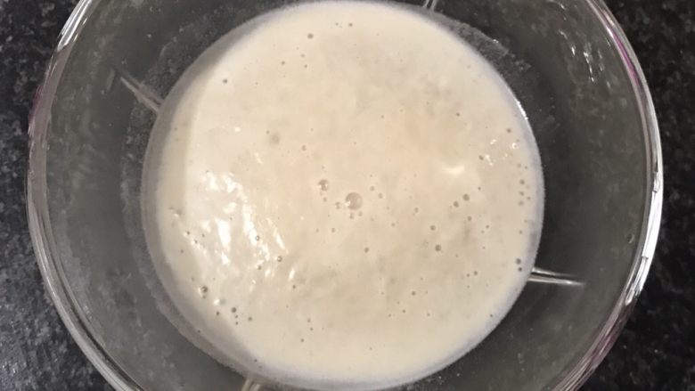 肉松司康(酵母版),融解后放入酵母静置一会儿直至有泡沫出现，此时酵母起作用了。然后把除油和盐外的其他材料拌匀，这一步忘了拍照了。