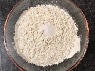 肉松司康(酵母版),酵母静置时把盐倒入面粉中。