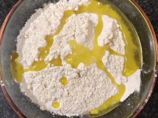 肉松司康(酵母版),油倒入面粉中揉匀。