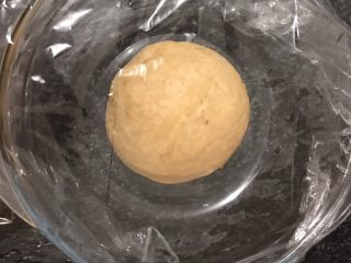 肉松司康(酵母版),面团揉圆后放器皿中用保鲜膜密封放冰箱冷藏一夜。