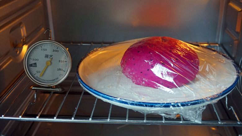 火龙果椰香软欧,我一般选择用烤箱的发酵模式，用喷壶喷一些水汽来增加湿度。