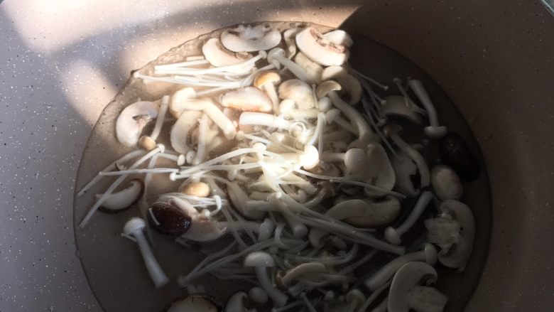 鲜菇青菜汤,加少量水大火烧开后转小火烧🔟分钟