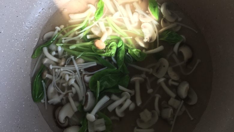 鲜菇青菜汤,最后放入青菜烧开二分钟，放入适量盐。